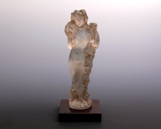 彫像「フルールのギルランドを持つ裸婦」