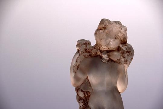 彫像「フルールのギルランドを持つ裸婦」