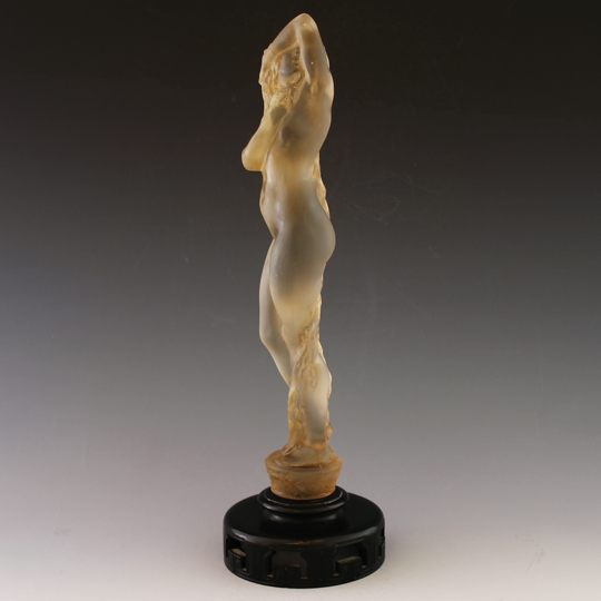 彫像「ツタの台付裸婦」