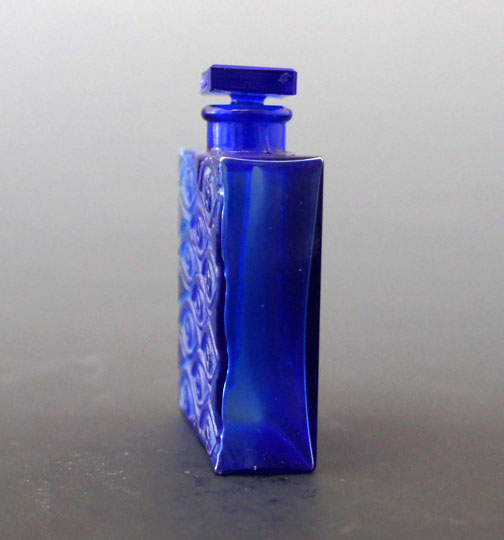 香水瓶「青い目」