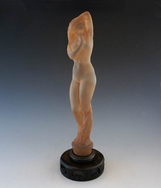 彫像「ツタの台付裸婦」